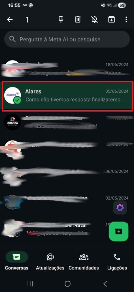 Captura de tela da lista principal do WhatsApp com uma conversa selecionada e destacada por um retângulo vermelho, indicando o ato de pressionar o contato.