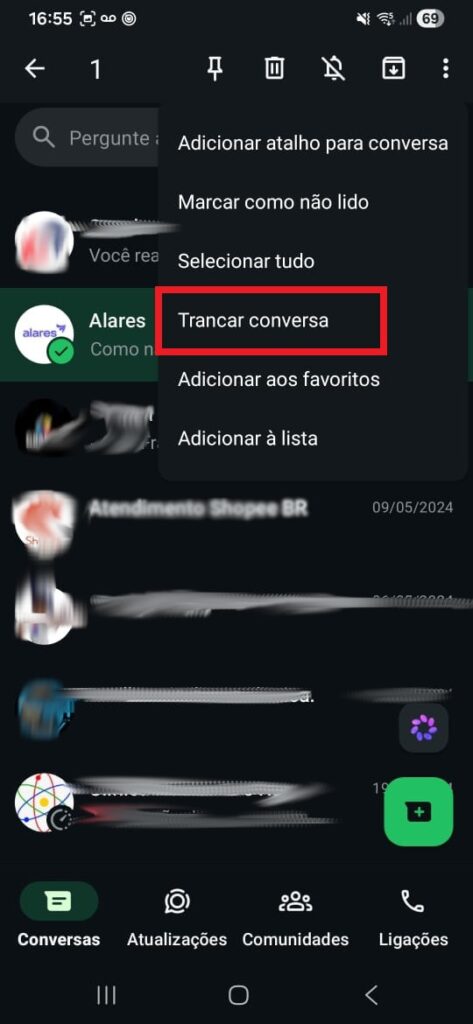 Captura de tela exibindo o menu de opções após pressionar uma conversa, com a função Trancar conversa destacada por um retângulo vermelho.