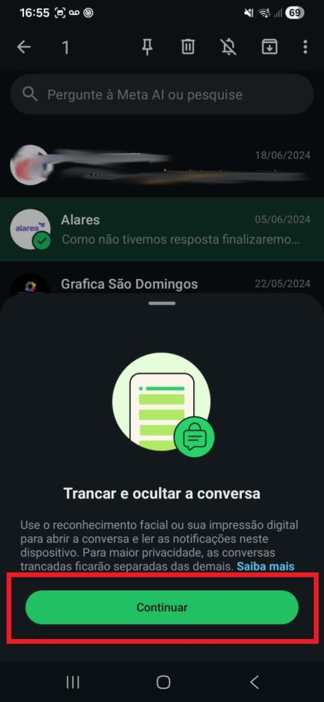 Captura de tela exibindo o aviso informativo sobre o recurso de trancar e ocultar conversas, com o botão Continuar destacado por um retângulo vermelho na parte inferior.