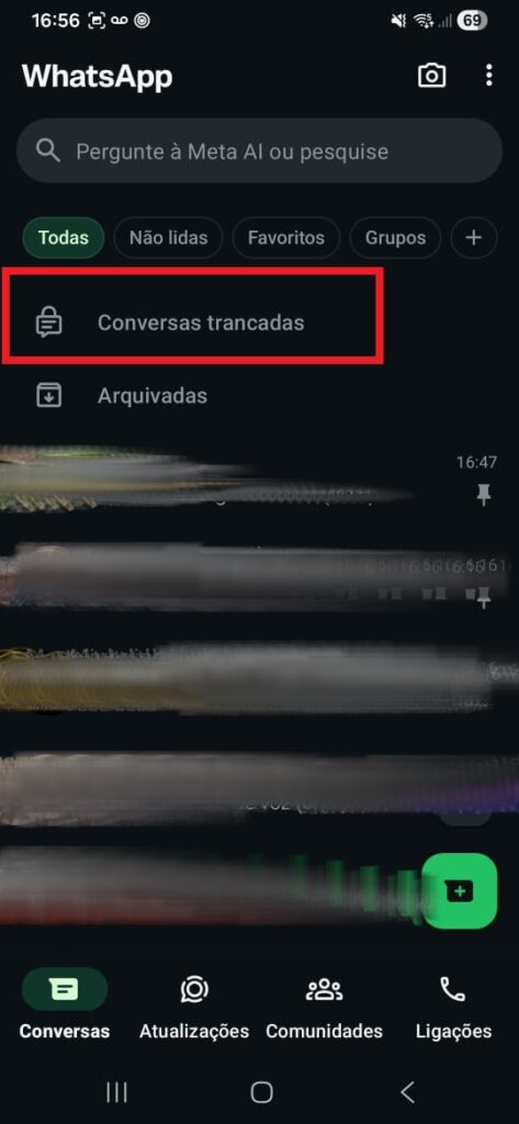 Captura de tela da lista de conversas do WhatsApp mostrando a pasta Conversas trancadas no topo da lista, sinalizada por um retângulo vermelho.