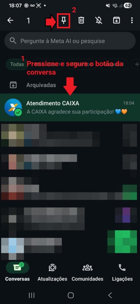 Captura de tela da lista de conversas do WhatsApp com setas vermelhas indicando o ato de pressionar e segurar uma conversa e, em seguida, tocar no ícone de alfinete no topo da tela para fixá-la.
