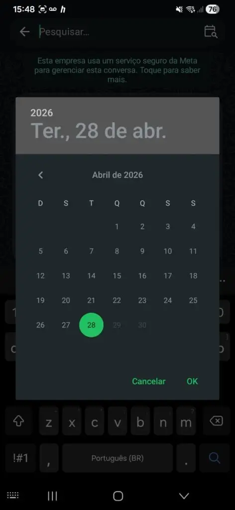 Captura de tela mostrando o calendário aberto sobre a conversa do WhatsApp, permitindo ao usuário selecionar o dia, mês e ano específicos para encontrar mensagens antigas.