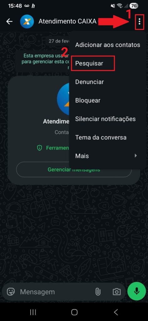 Captura de tela de uma conversa no WhatsApp mostrando o menu de opções aberto. Uma seta vermelha aponta para os três pontinhos no topo superior direito e o item 'Pesquisar' está destacado com um retângulo vermelho.