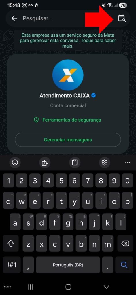 Captura de tela do WhatsApp na função de pesquisa. Uma seta vermelha aponta para um pequeno ícone de calendário localizado no canto superior direito, acima do teclado do celular.