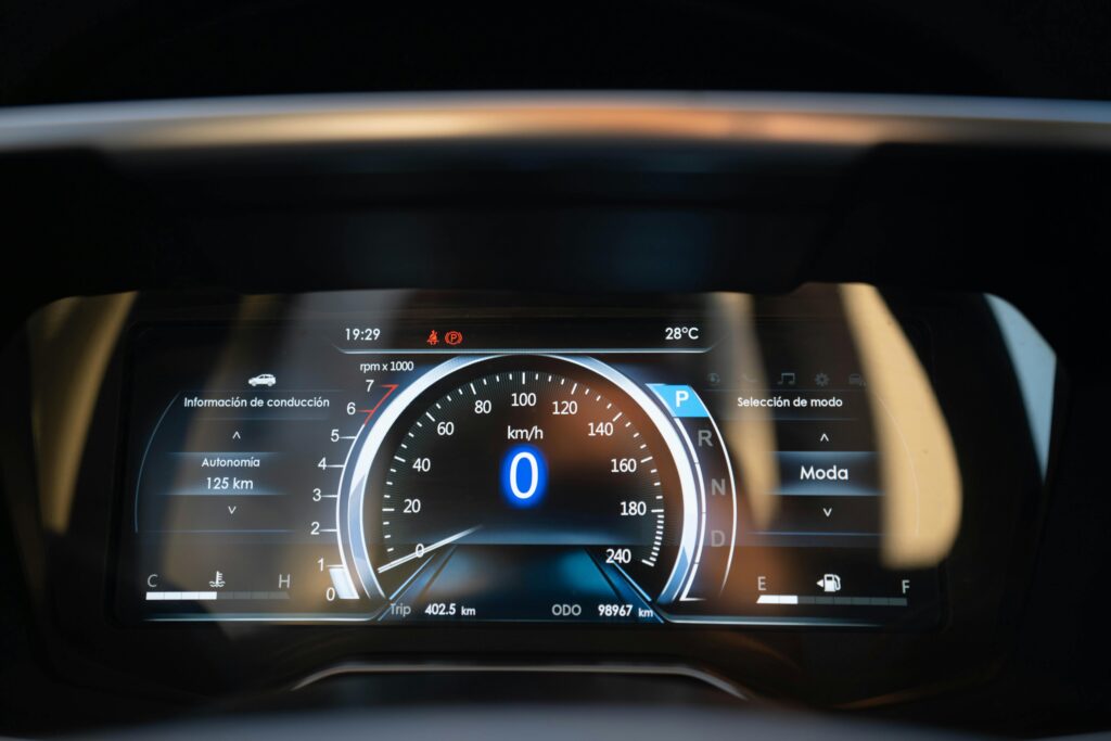 Painel digital de veículo moderno em funcionamento, exibindo velocímetro e informações de condução que ilustram as tendências do mercado automotivo.