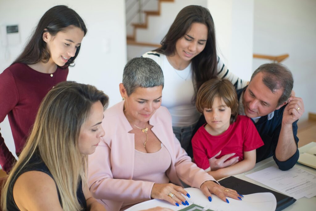 Família reunida realizando o planejamento financeiro familiar.